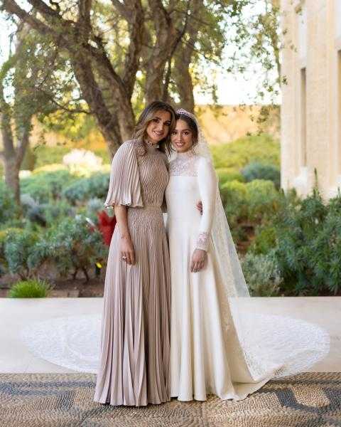 بسعر لا يصدق .. فستان الملكة رانيا في حفل زفاف ابنتها إيمان