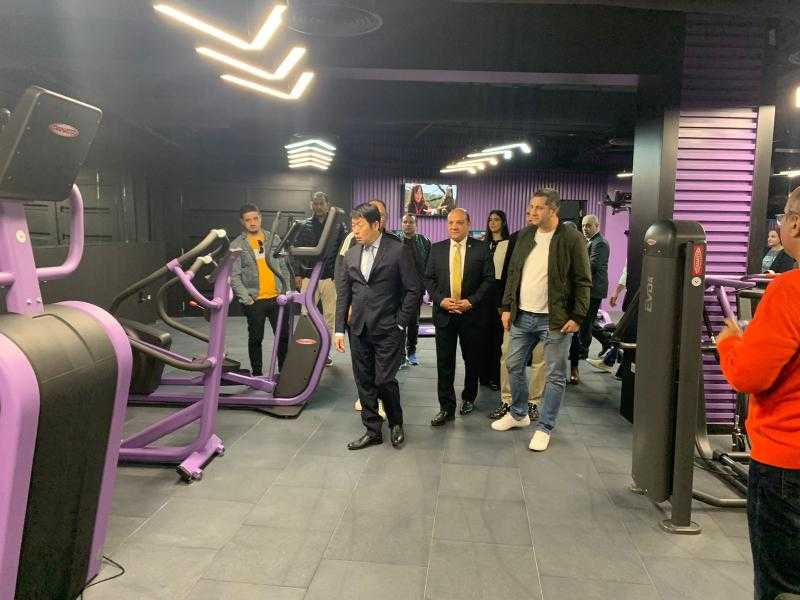 رئيس الاتحاد الدولي للجمباز يتفقد نادي النادي شيراتون