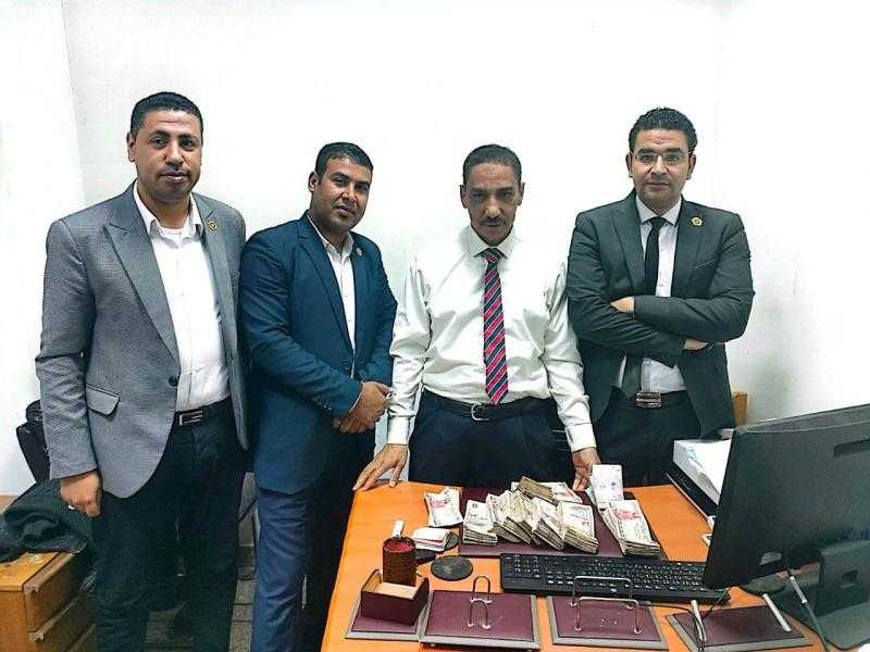جمارك مطار الأقصر تضبط محاولة تهريب كمية من النقد المصري والأجنبي