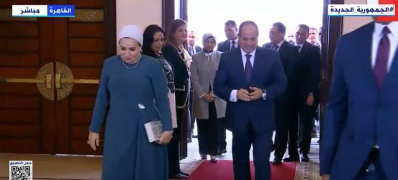 شاهد.. لحظة وصول السيسي وقرينته مقر احتفالية المرأة المصرية والأم المثالية لعام 2023
