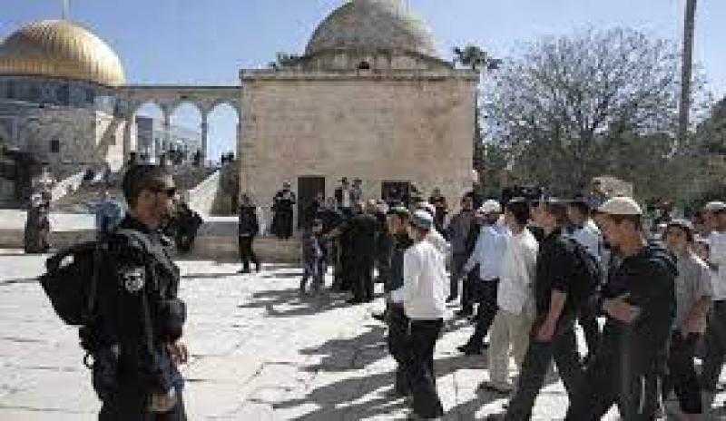مستوطنون إسرائيليون يقتحمون باحات المسجد الأقصى