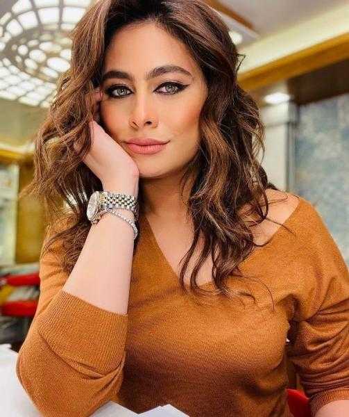 «أنا والقمر جيران».. إطلالة رومانسية للفنانة هاجر أحمد برفقة زوجها