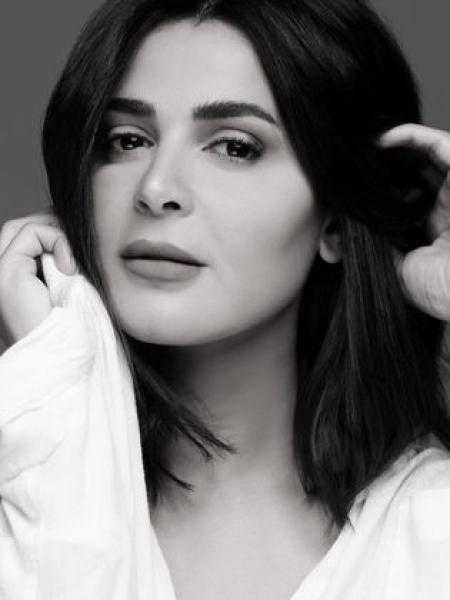 بفستان مكشوف .. إطلالة جريئة لـ رانيا منصور