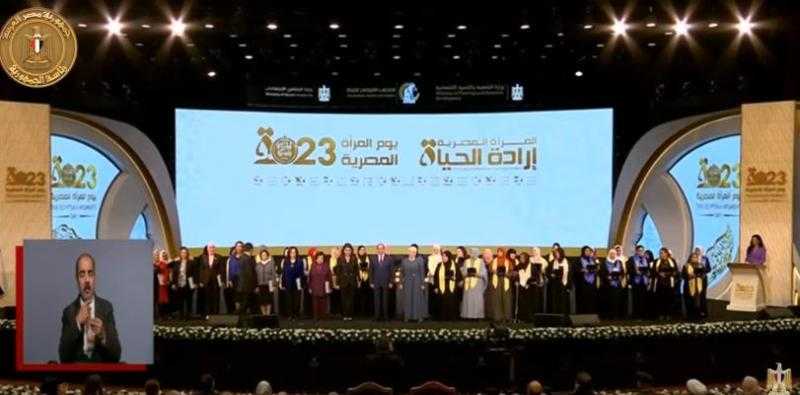 السيسي والسيدة قرينته يلتقطان صورة تذكارية مع الأمهات المثاليات