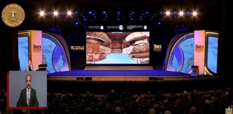 «حدودها السما» .. السيسي يشاهد فيلمًا تسجيليًا خلال احتفالية تكريم المرأة