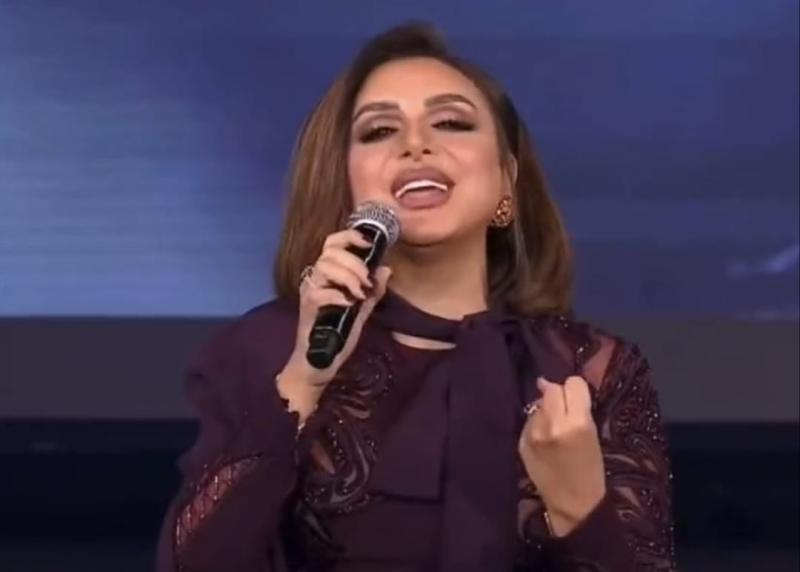 «مصرية قوية وكل الدنيا بتعرفني».. أنغام تغني «أنا وانتي وهي» في احتفالية يوم المرأة بحضور الرئيس