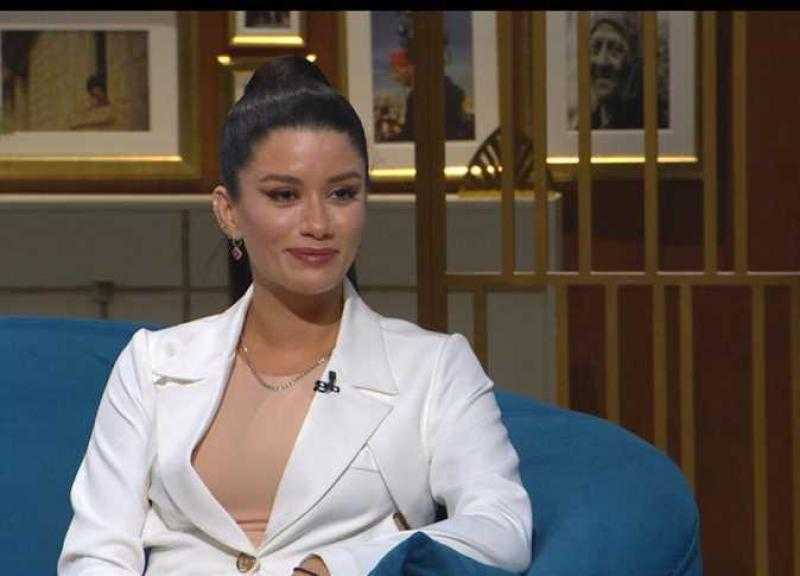 مكشوفة البطن.. إطلالة جريئة للفنانة سينتيا خليفة