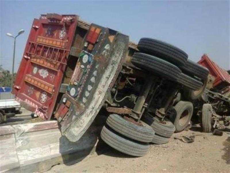 انقلاب سيارة نقل تريلا بطريق الواحات وإصابة قائدها