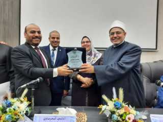 الدراسات الإسلامية والعربية تهدى درعها لوزير الأوقاف