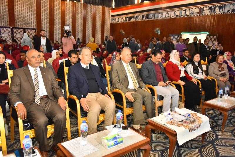 محافظ أسيوط يشهد الحفل الختامي لأنشطة مدرسة الجامعة الإعدادية الموحدة