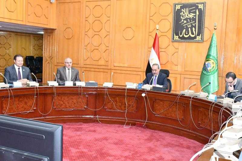 رئيس جامعة قناة السويس يشارك باجتماع اللجنة العُليا لتأمين الخدمات الطبية بالإسماعيلية