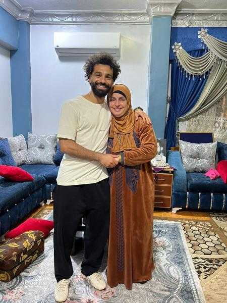 احتفالًا بعيد الأم.. أحدث ظهور لمحمد صلاح مع والديه