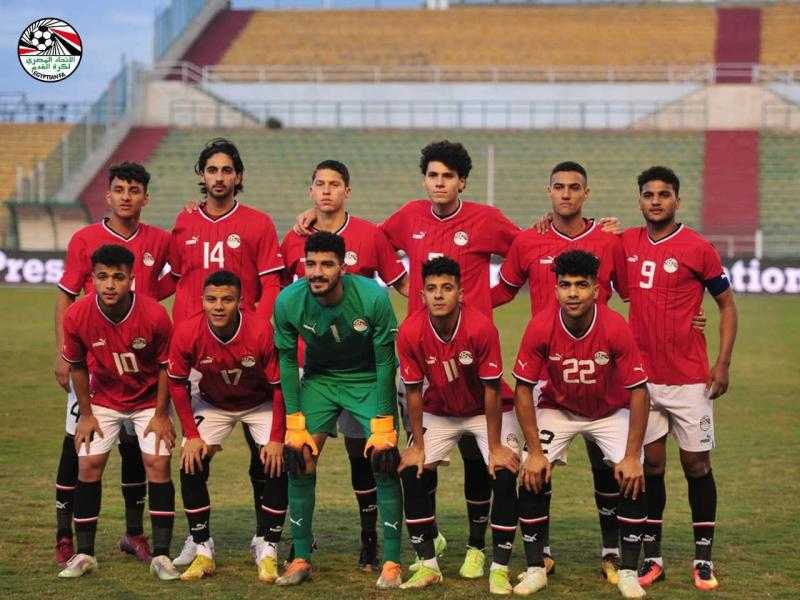 المنتخب الأولمبي بالزي التقليدي وزامبيا باللون الأخضر