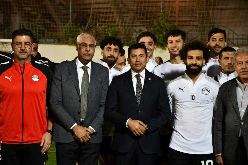 وزير الشباب والرياضة يلتقي لاعبى المنتخب الوطنى لكرة القدم