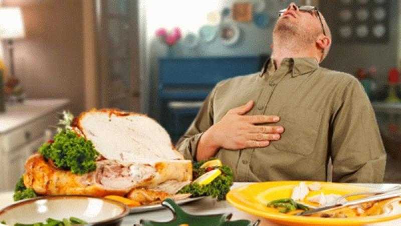 طبيب يحذر: البعض يحول شهر رمضان من نعمة روحانية إلى نقمة صحية.. «فيديو»