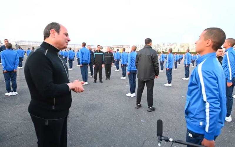 طالب بأكاديمية الشرطة يُفاجئ الرئيس: «كان حلم حياتي أقف قدامك» .. فيديو