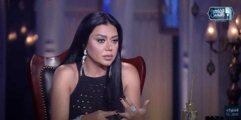 شاهد.. رانيا يوسف: «في زميلات بيلبسوا مفتوح أكتر مني»