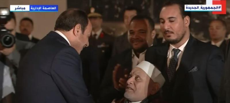 السيسي يصافح أحمد عمر هاشم خلال افتتاح مركز مصر الثقافي الإسلامي