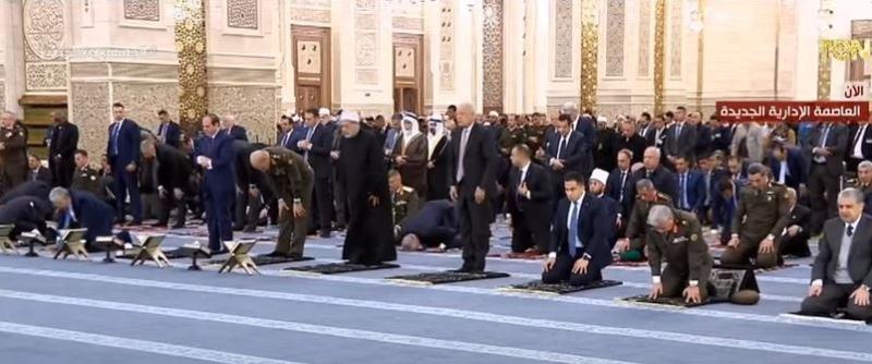 الرئيس يشهد شعائر صلاة فجر اليوم الأول من رمضان بمسجد مصر بالعاصمة الإدارية.. «فيديو»