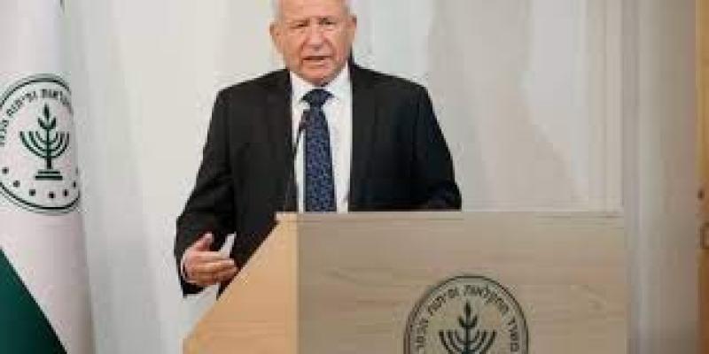 وزير إسرائيلي يتعرض للضرب على يد متظاهرين