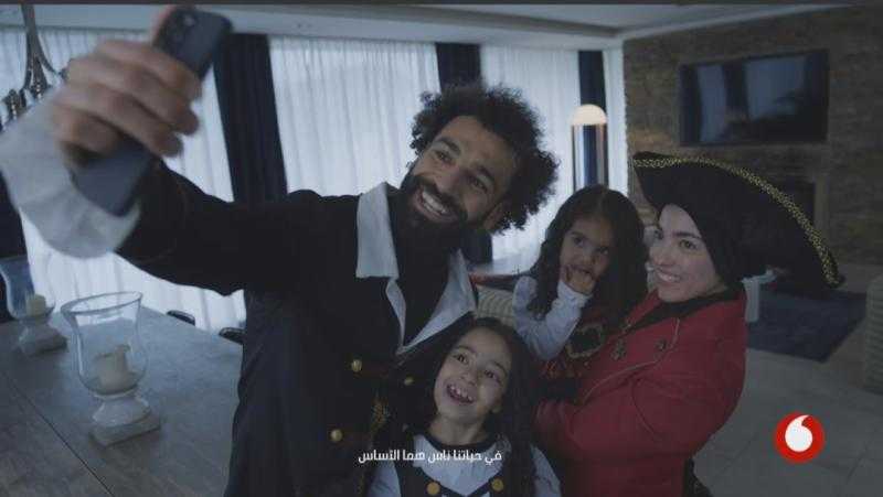 «شكرًا من هنا لبكره».. شاهد محمد صلاح وأسرته في إعلان فودافون الجديد