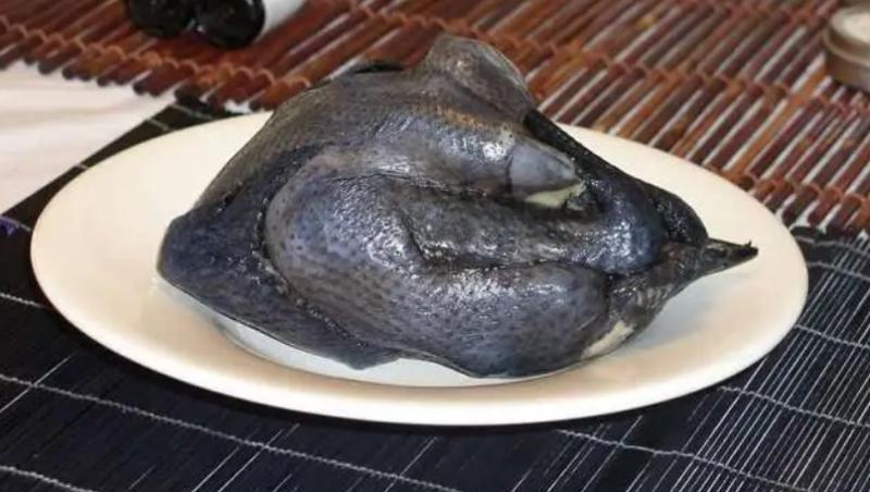 «الفرخة بألفين جنيه».. انخفاض كبير في أسعار الدواجن السوداء بمصر