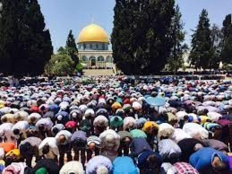 100 ألف فلسطيني يؤدون صلاة الجمعة الأولى من رمضان في الأقصى