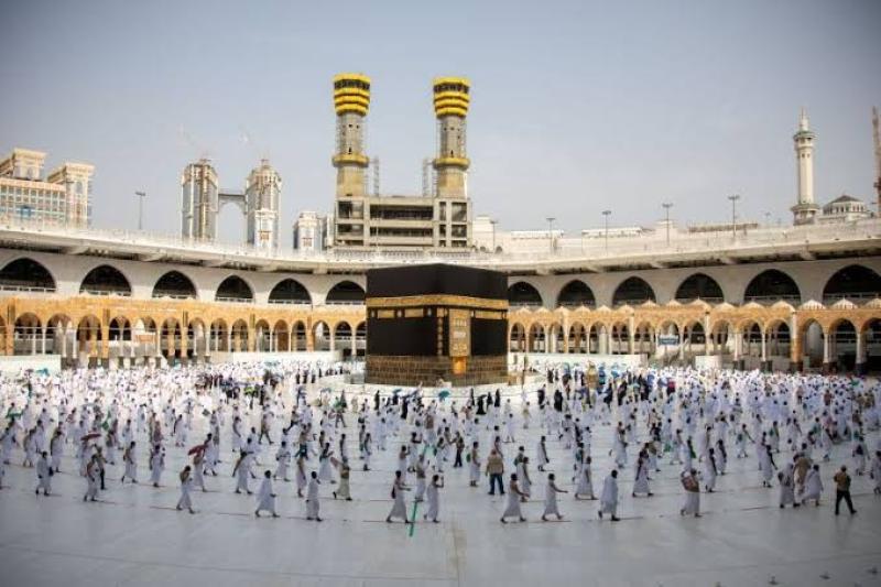 شاهد.. رجل أمن يحمي معتمر من حرارة الشمس