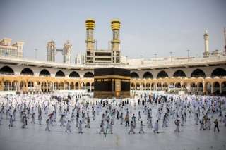 شاهد.. رجل أمن يحمي معتمر من حرارة الشمس