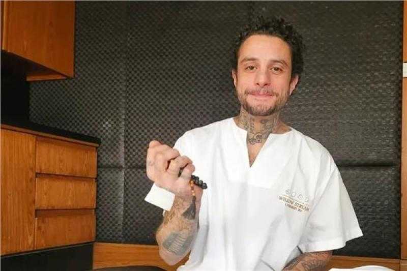 أحمد الفيشاوي يظهر بالمصحف والتاتو ويطلب الدعاء لوالده