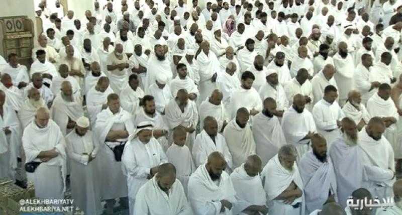 توافدوا من كل مكان.. شاهد| صلاة التراويح من الحرمين الشريفين في ثاني أيام رمضان
