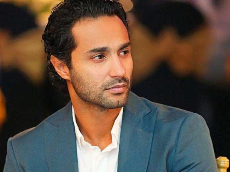 كريم فهمي: «لا أعتمد على وسامتي.. ومش بقف قدام المرايا دقيقتين»