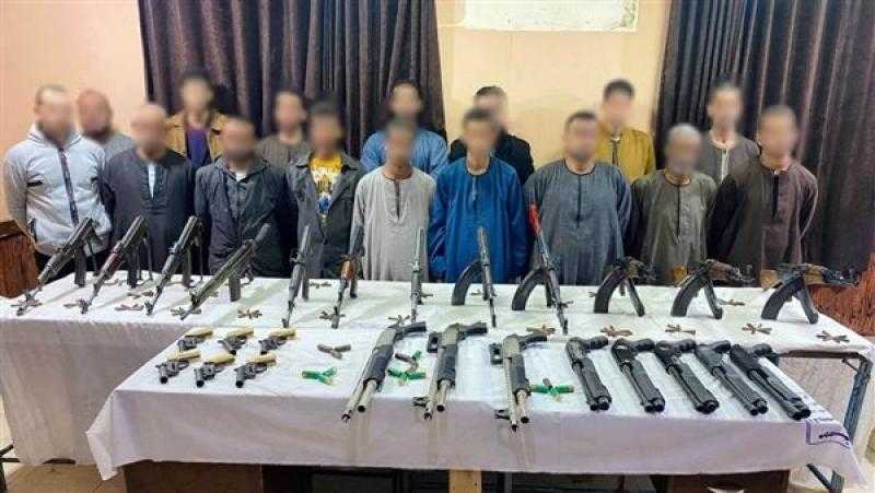 شاهد.. العثور على ترسانة أسلحة داخل فيلا في التجمع الأول