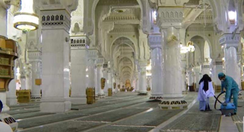 شاهد.. مراحل غسيل وتطهير سجاد الحرم المكي