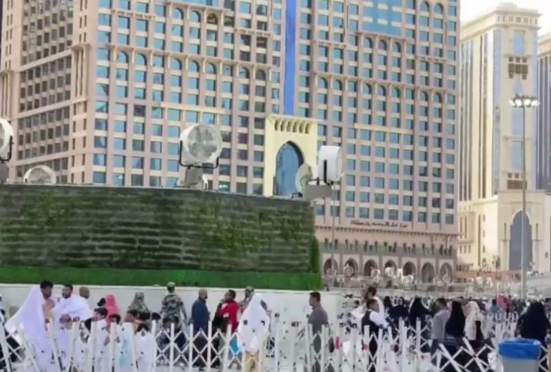 شاهد.. المسجد الحرام بعد تشجير الجسور والأعمدة - «فيديو»
