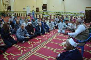 محافظ الوادي الجديد يؤدي صلاة التراويح بمسجد إبراهيم شكري بحي القلقان بالخارجة