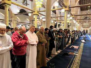 آلاف المصلين يؤدون صلاة التراويح بجامع الأزهر فى رابع أيام رمضان
