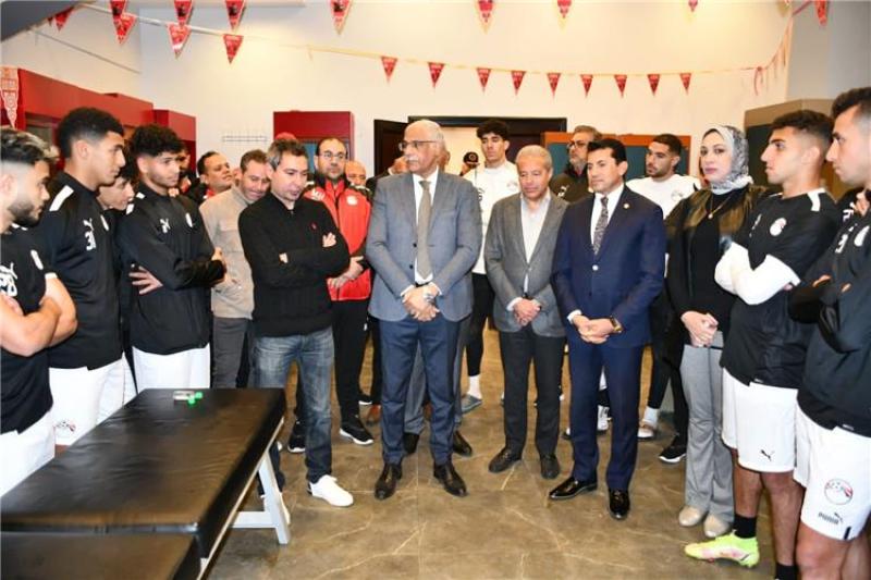 وزير الرياضة مع المنتخب الاولمبي