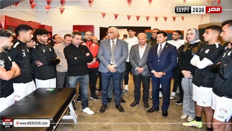 وزير الرياضة مع المنتخب الاولمبي