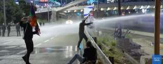 شاهد.. شرطة الاحتلال الإسرائيلي تفرق المتظاهرين بخراطيم المياه