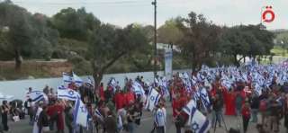 المتظاهرون يواصلون الاحتشاد أمام مقر الكنيست الإسرائيلي.. «فيديو»