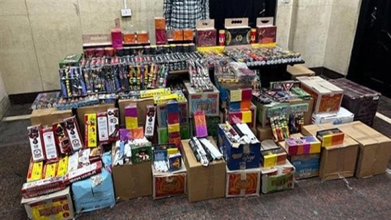 القبض على تاجر ألعاب نارية بحوزته 1.1 مليون صاروخ في القاهرة