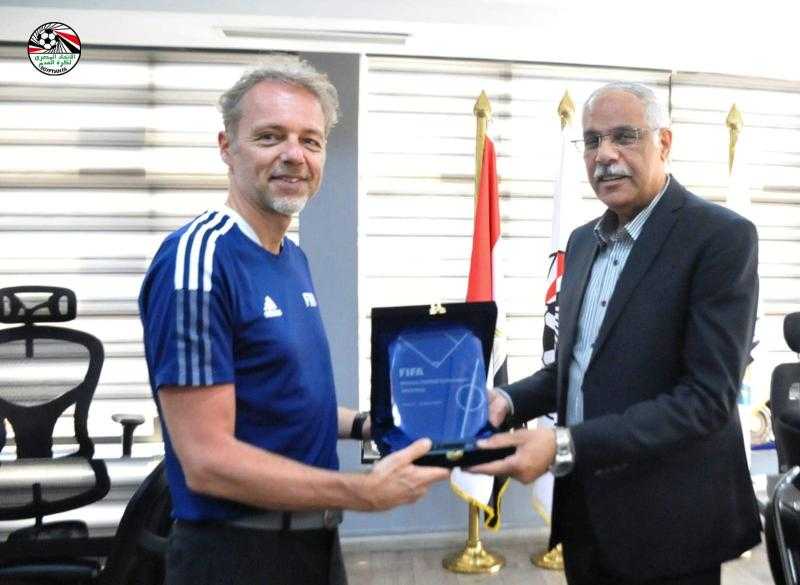 وفد لجنة التطوير بالفيفا يكرم جمال علام