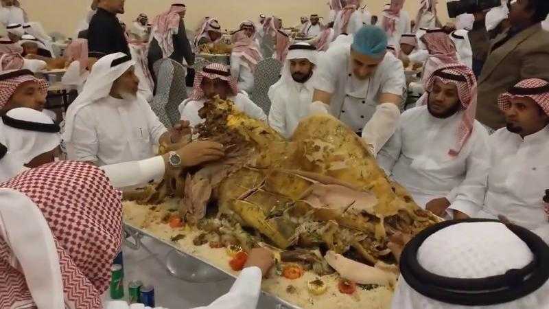 أمير الحدود الشمالية بالسعودية يقيم مأدبة إفطار لمشايخ وأهالي المنطقة