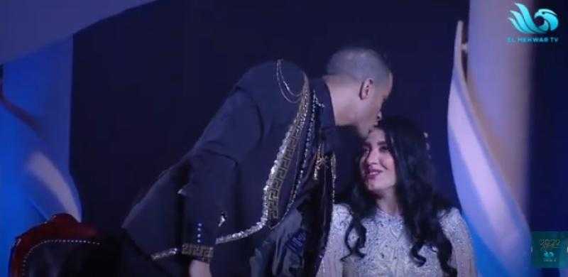 شاهد.. حسن شاكوش يعتذر لزوجته ويقبل رأسها على الهواء