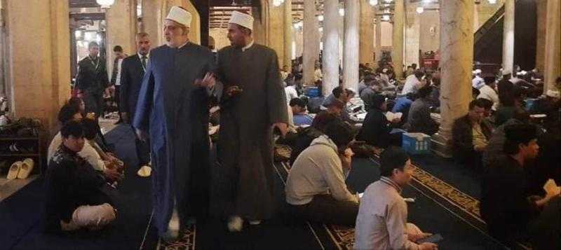 لليوم الخامس.. «الضويني» يشارك الطلاب الوافدين إفطارهم في صحن الجامع الأزهر