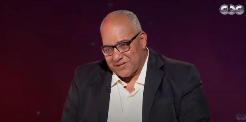 بيومي فؤاد: «أنا الوحيد اللي مليش أجر ثابت».. فيديو