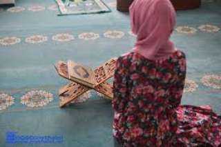 هل يجوز للمرأة قراءة القرآن في وقت عادتها الشهرية؟
