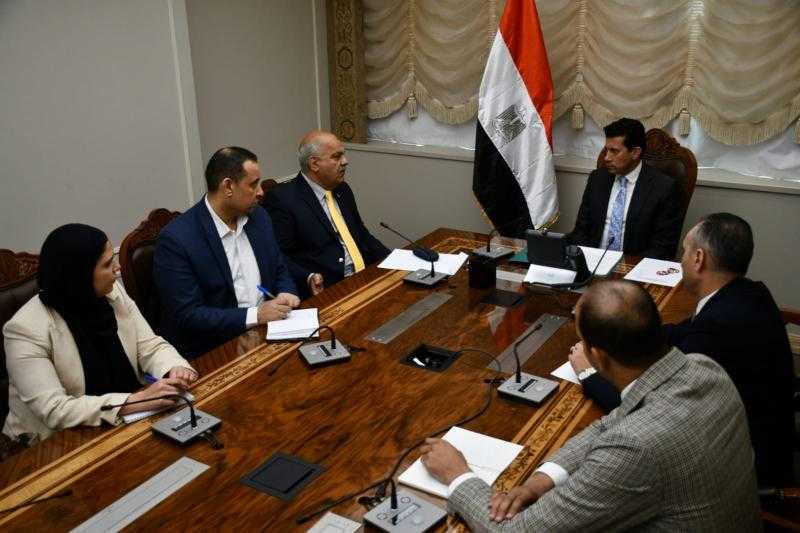 وزير الرياضة يناقش استعدادات استضافة بطولة العالم للرماية