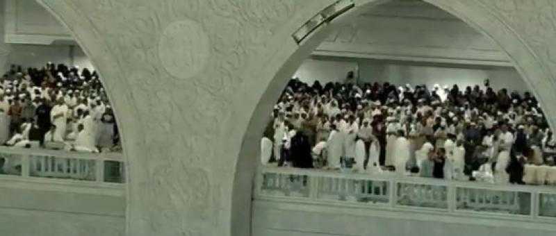 «جاءوا من كل حدب وصوب».. شاهد| ضيوف الرحمن يؤدون صلاة التراويح في الحرم المكي